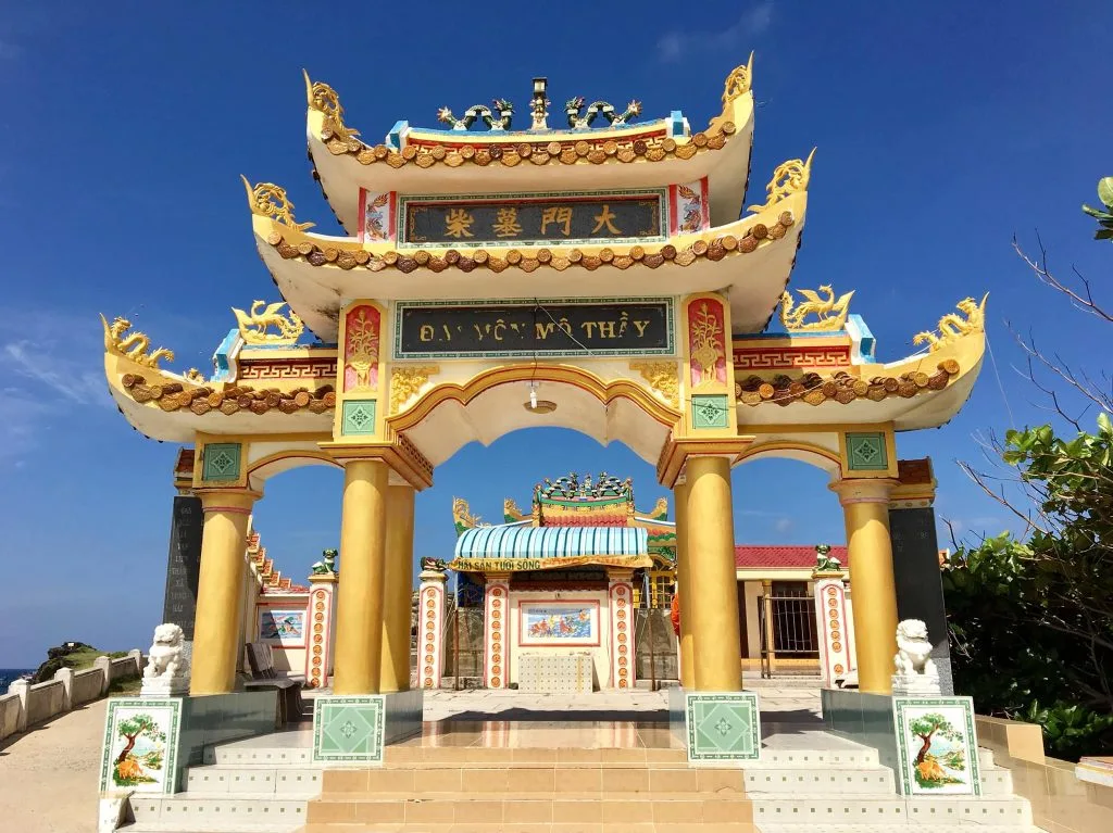 Du lịch Phú Quý tham viếng Mộ thầy