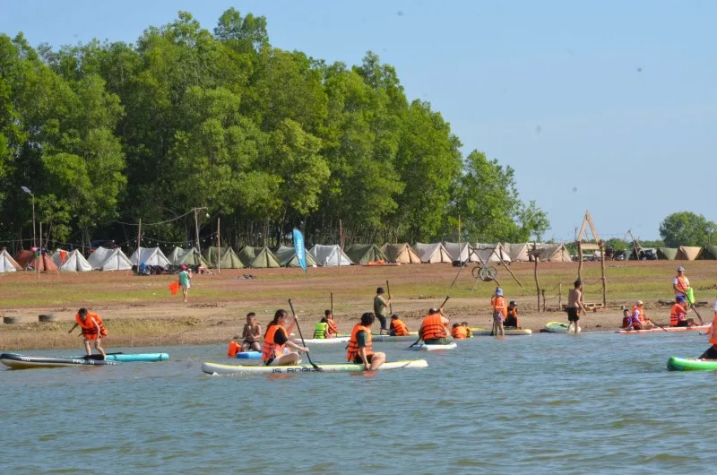 Chèo Sup trên hồ Trị An