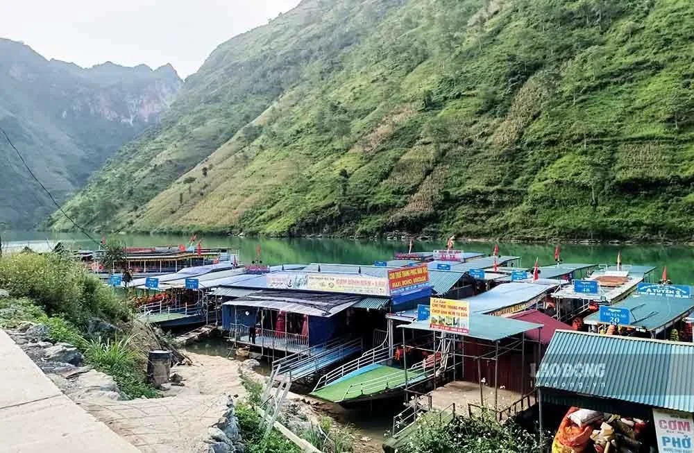 Tàu chở khách du lịch sông Nho Quế 