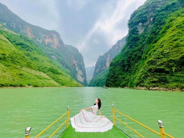 Tàu chở khách du lịch sông Nho Quế 