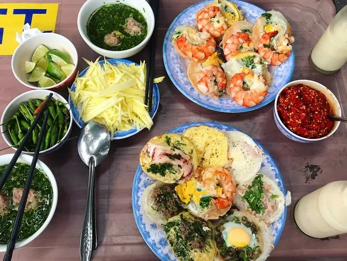 Thưởng thức bánh căn ở Nha Trang