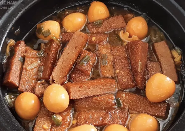 Chả cá kho trứng cút thơm ngon