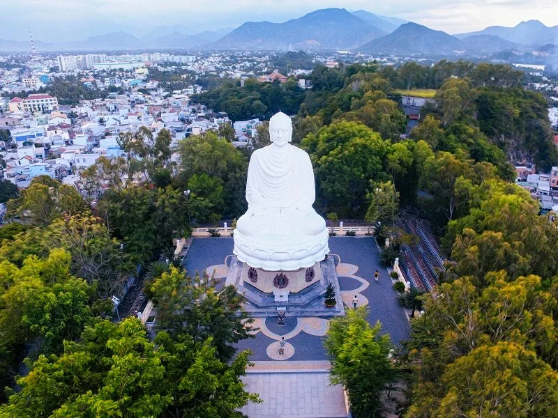 Chùa Long Sơn điểm đến tour du lịch Nha Trang hấp dẫn - Ocean