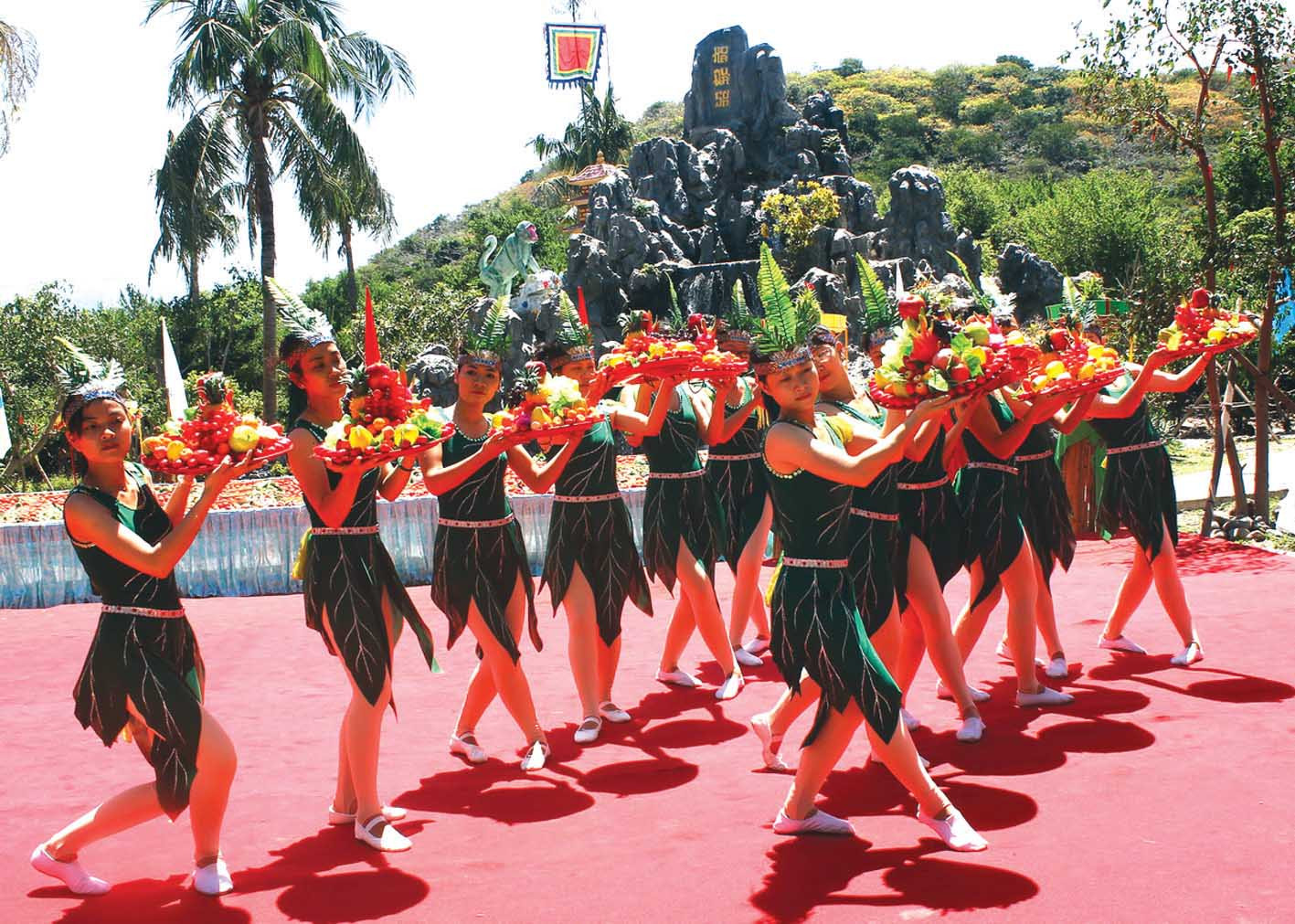 Trình diễn trong lễ hội Hoa quả sơn tại Đảo Khỉ