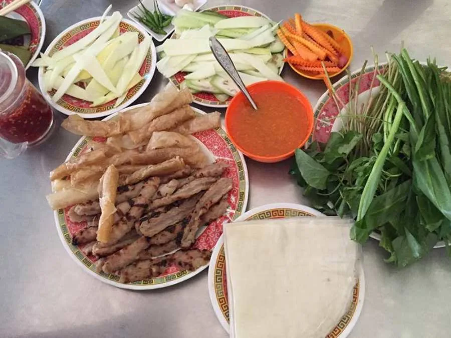 Quán nem nướng ở chân cầu Bóng Nha Trang