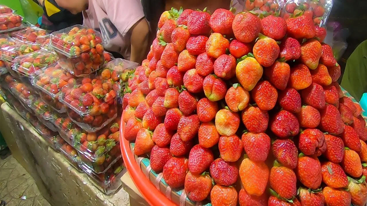 Mua quà chợ đêm Đà Lạt