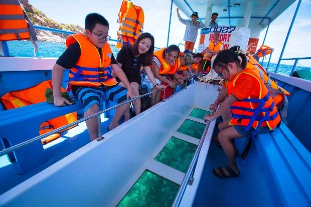 Tham quan Vịnh Vĩnh Hy bằng tàu đáy kính