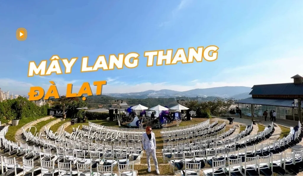 Không gian sân khấu đêm nhạc ở Mây Lang Thang Đà Lạt